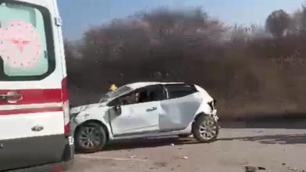 otomobil ambulans ve tir ile carpisti olu ve yarali var b9tOPiO8
