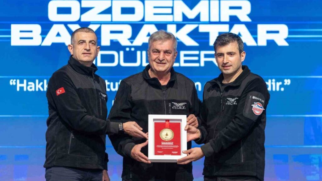 ozdemir bayraktar odulleri sahiplerini buldu ASwxFIxg