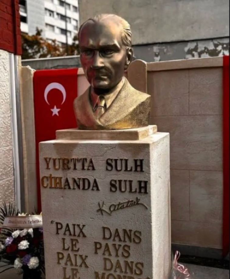 paris trabzonlular derneginin ataturk bustunu caldilar 29 ekimde acilisi yapilmisti 0