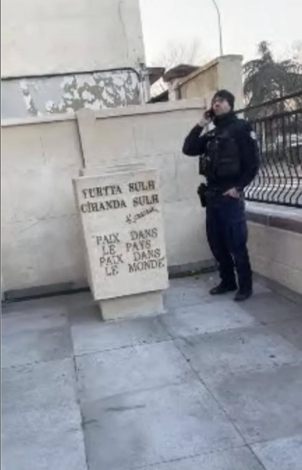 paris trabzonlular derneginin ataturk bustunu caldilar 29 ekimde acilisi yapilmisti 1 qhUyvGBD