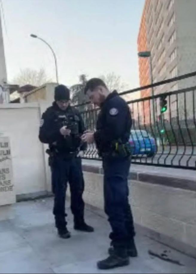 paris trabzonlular derneginin ataturk bustunu caldilar 29 ekimde acilisi yapilmisti 3 bpYT8bka