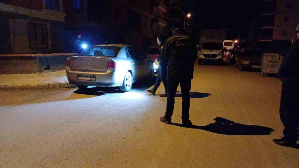 park halindeki arac kursun yagmuruna tutuldu polis ekipleri harekete gecti 3