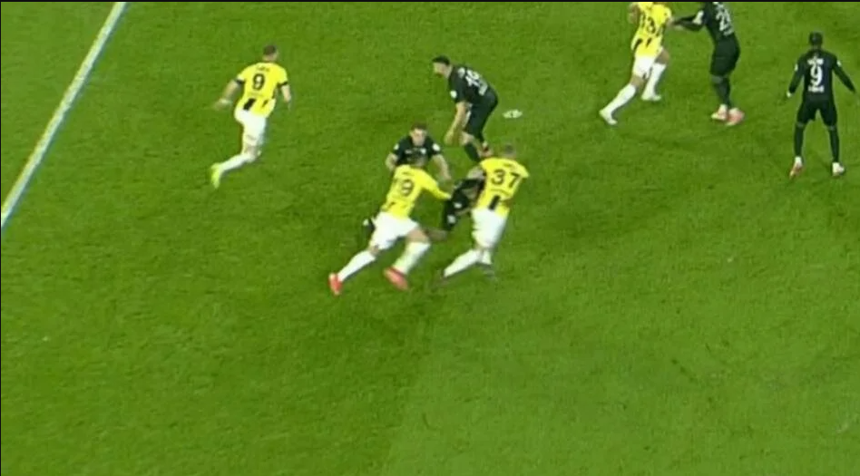 penalti ve kirmizi kartlarda kararlar dogru mu mac sonunda ortalik ayaga kalkti 1 OR9SHXYd