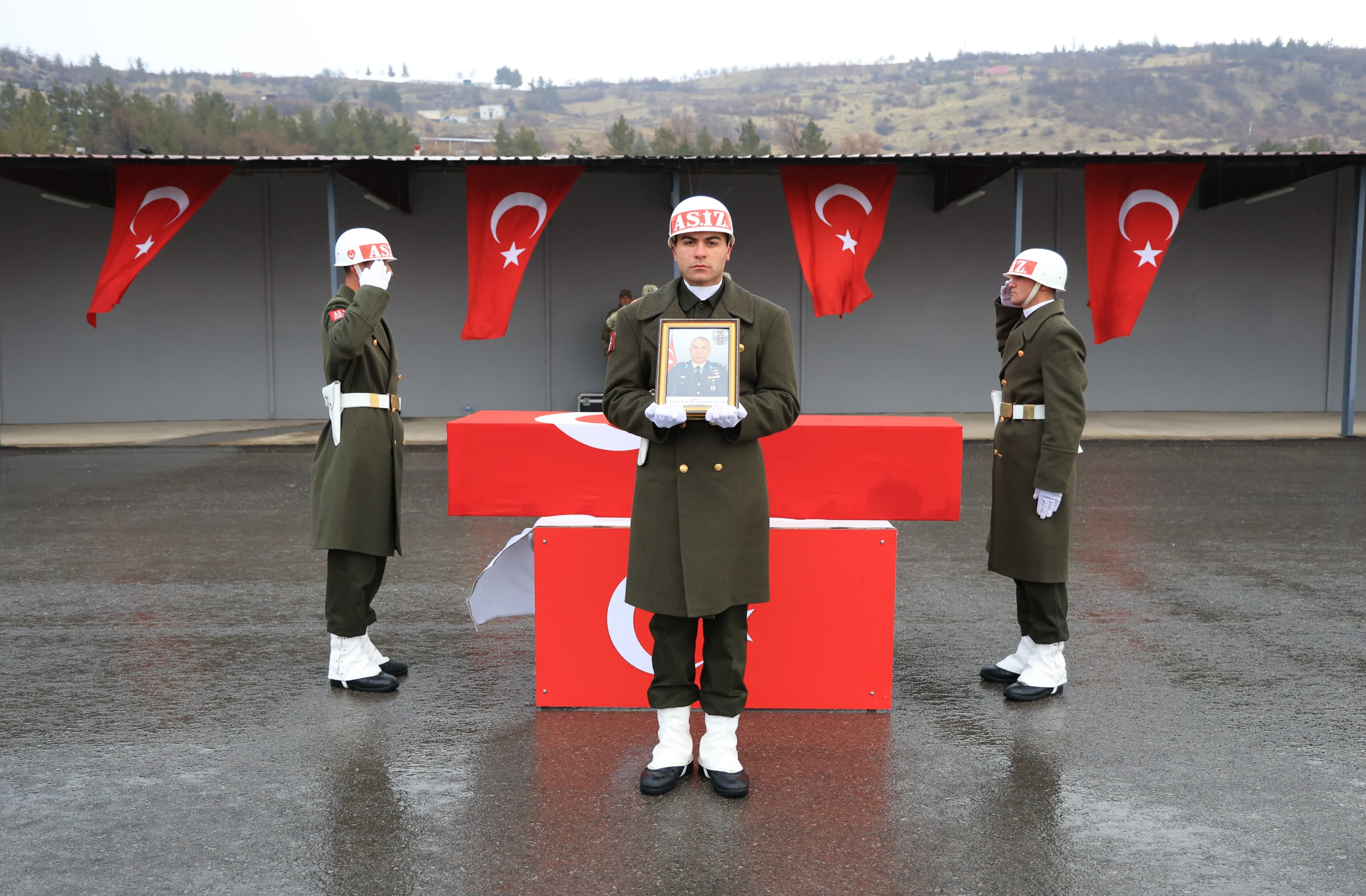 pence kilit operasyonu bolgesinde sehit olan binbasi yetisen icin sirnakta toren 1