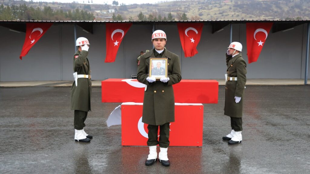 pence kilit operasyonu bolgesinde sehit olan binbasi yetisen icin sirnakta toren LtIEkwcX