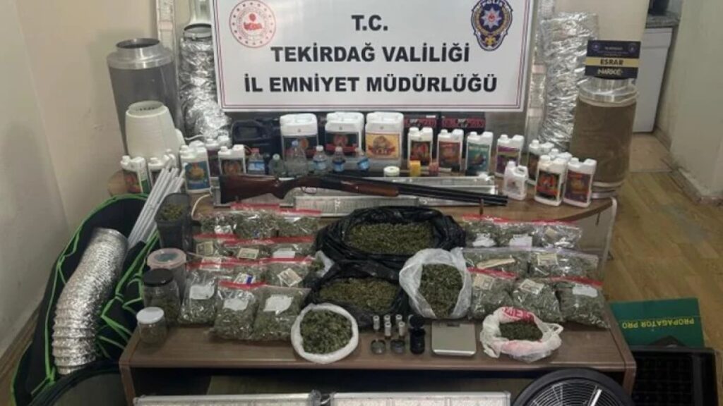 polis dokundugu her yerde uyusturucu buldu 6pNUPuAn