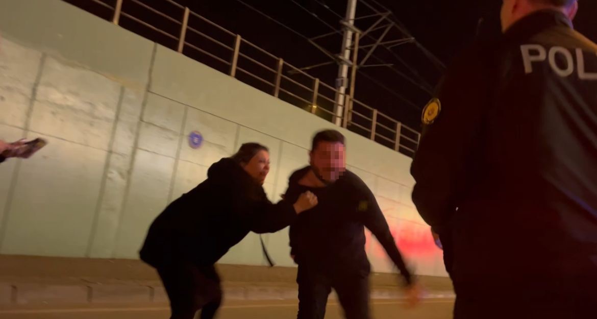 polise kizdi yumrukla aracinin camini kirdi 0 PS9PFUDp