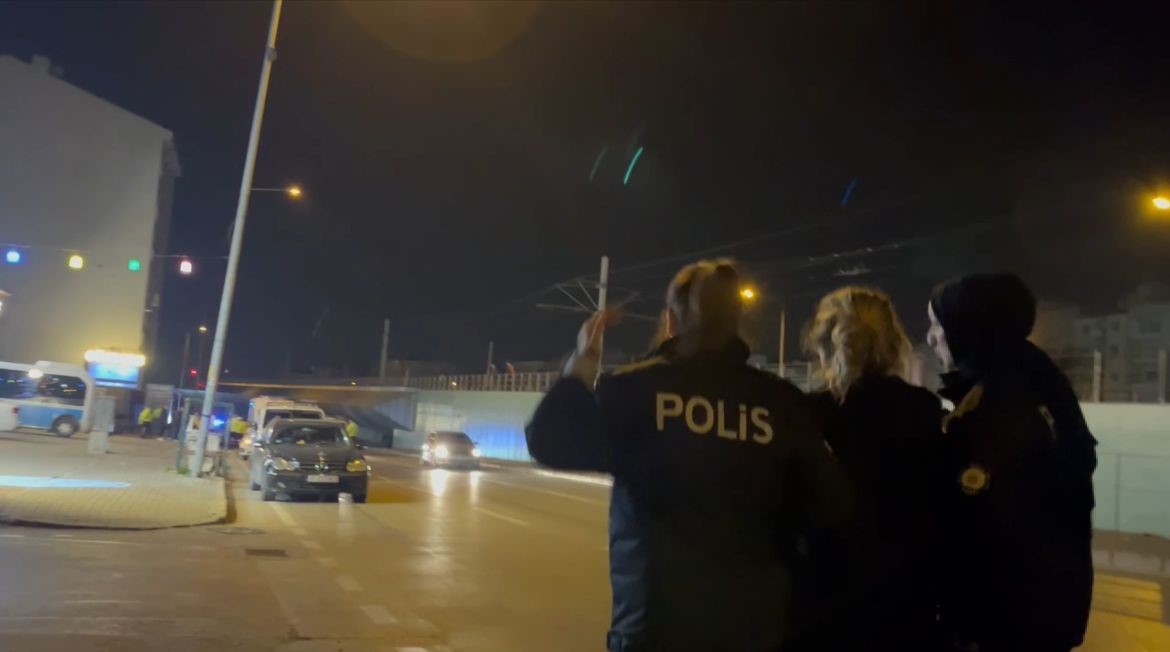 polise kizdi yumrukla aracinin camini kirdi 1 L5pEK9e3