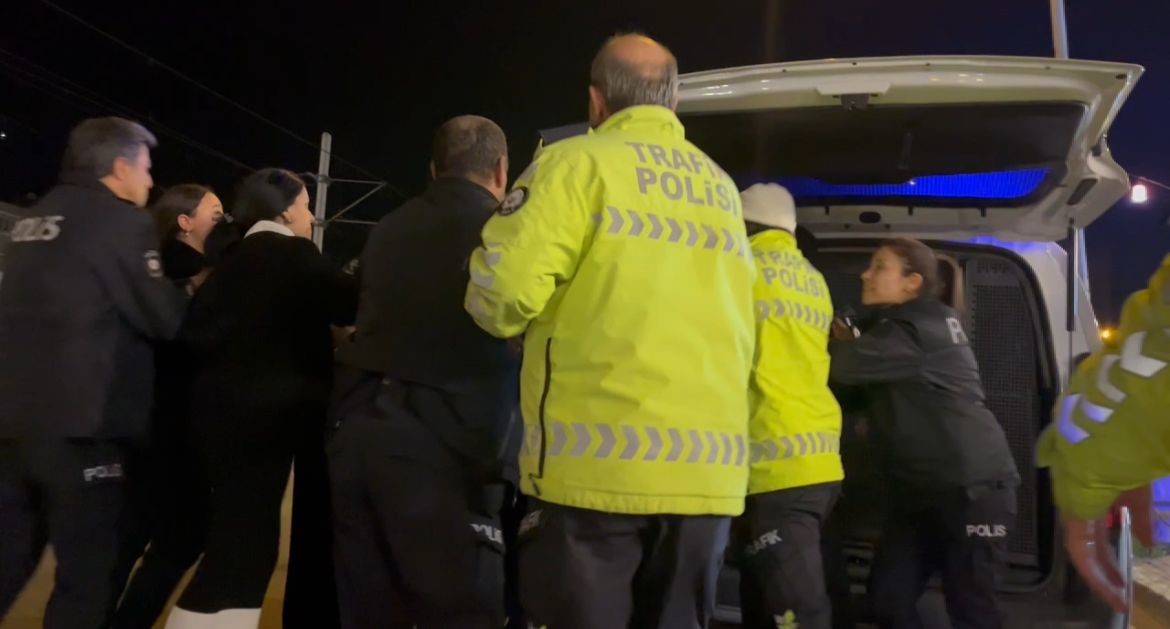 polise kizdi yumrukla aracinin camini kirdi 2