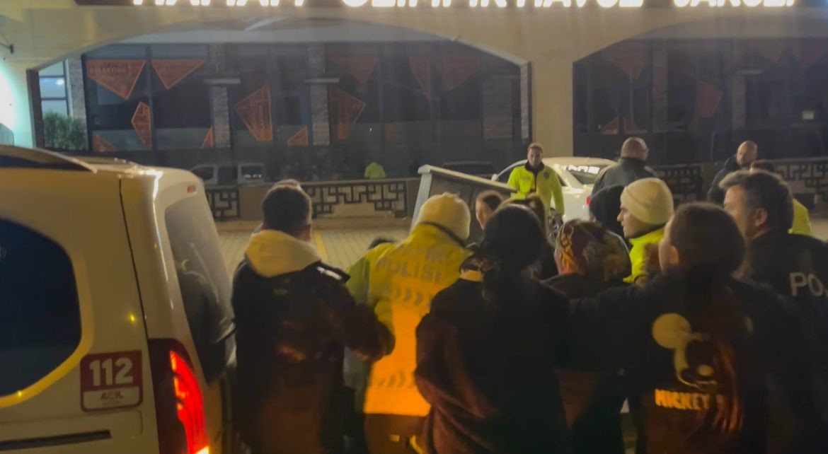 polise kizdi yumrukla aracinin camini kirdi 3 65EdHVQP