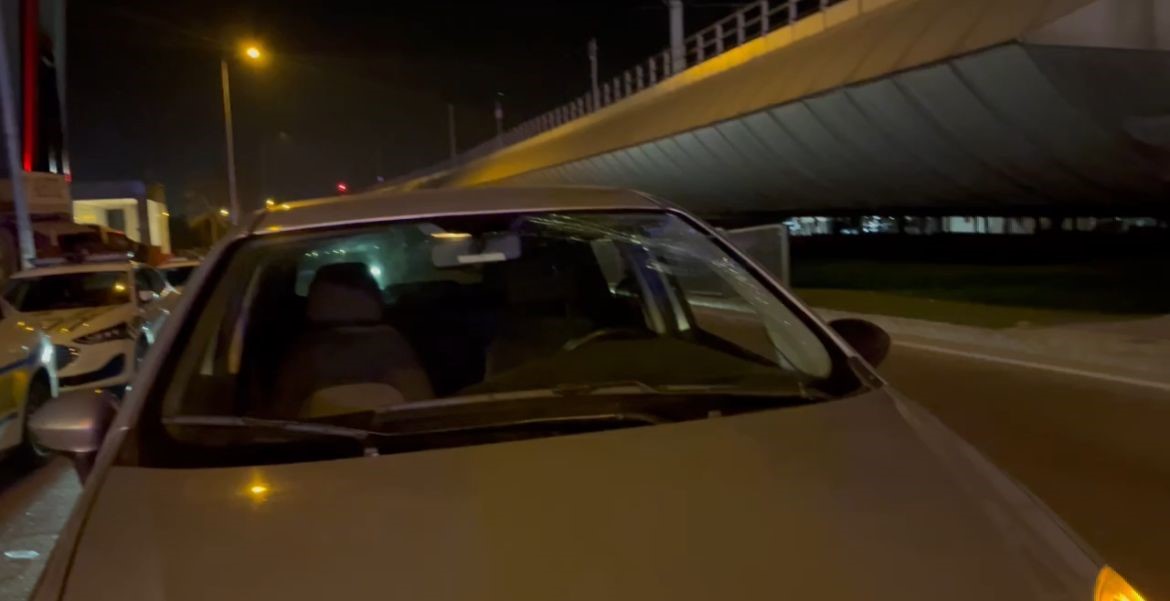 polise kizdi yumrukla aracinin camini kirdi 4 hX5nmNLS