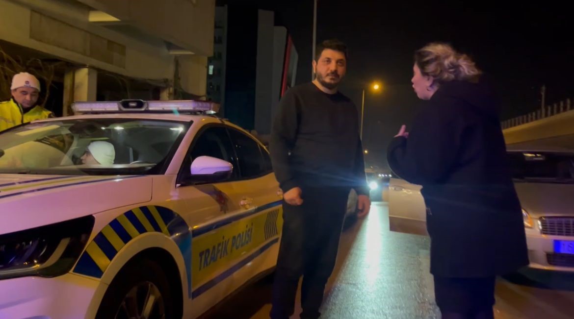 polise kizdi yumrukla aracinin camini kirdi 5 rw4YXIPH