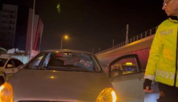 polise kizdi yumrukla aracinin camini kirdi BRyVFgMd