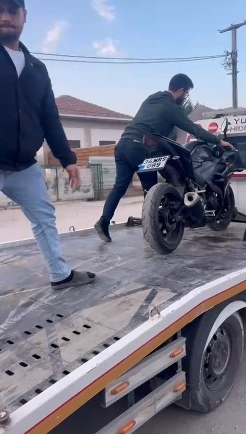 polisi yere dusuren sahis yakalandi 5 dIlDZMCe