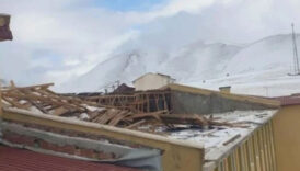 ruzgarda okulun spor salonunun catisi uctu Z3JMOmPy