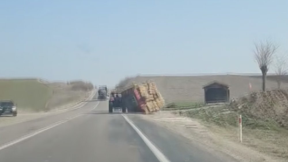 saman yuklu traktor romorku devrildi o anlar kamerada 1 MIKmOQiH