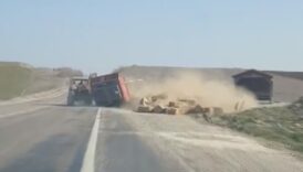 saman yuklu traktor romorku devrildi o anlar kamerada avJlaJ7r