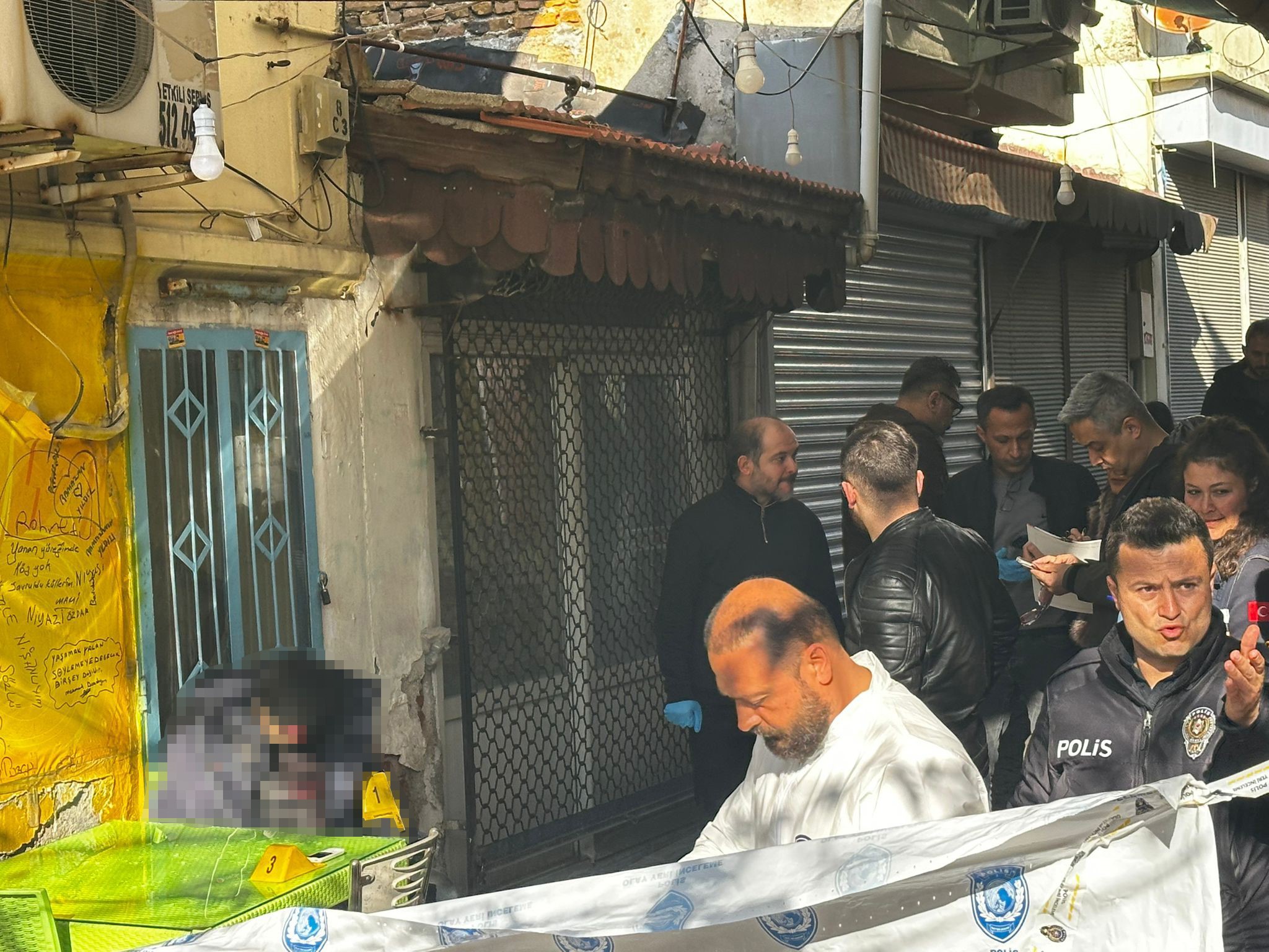 sandalyedeki olumunde korkunc detay ortaya cikti 17 yasindaki katil zanlisi genc kiz kameraya takildi pciZN9IG