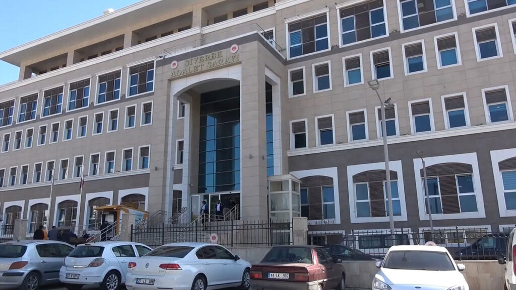 sanliurfada adliye bahcesinde kavga cikti WzOPDbr9