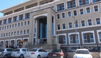 sanliurfada adliye bahcesinde kavga cikti WzOPDbr9
