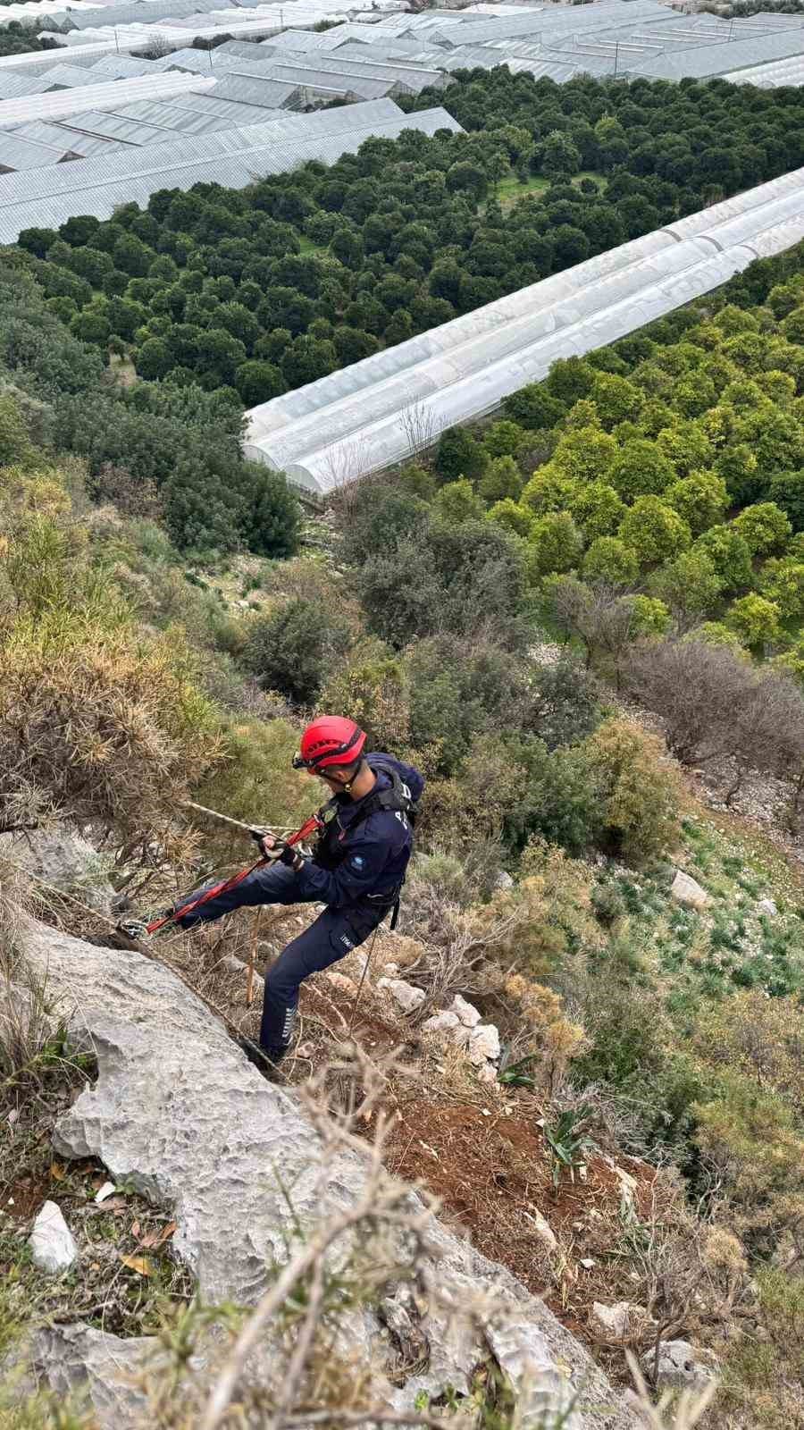 sarp kayaliklarda 3 gundur mahsur kaldi ekipler kurtarmak icin seferber oldu 0 LDucqjnk