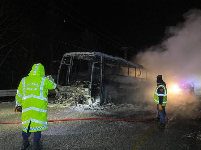 seyir halindeki yolcu otobusu alev alev yandi 1 d5SSntTI