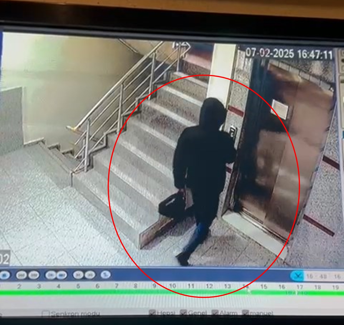 siirtte ilginc hirsizlik ayakkabiyi caldi yerine terlik birakti 2 wtg45SnU