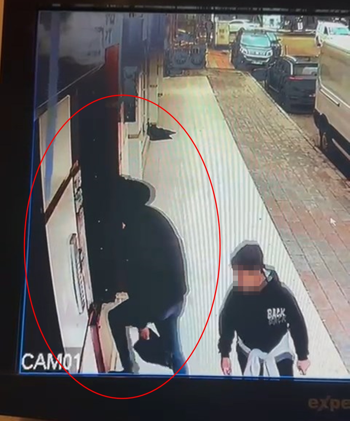 siirtte ilginc hirsizlik ayakkabiyi caldi yerine terlik birakti 3 wg6qNzXr