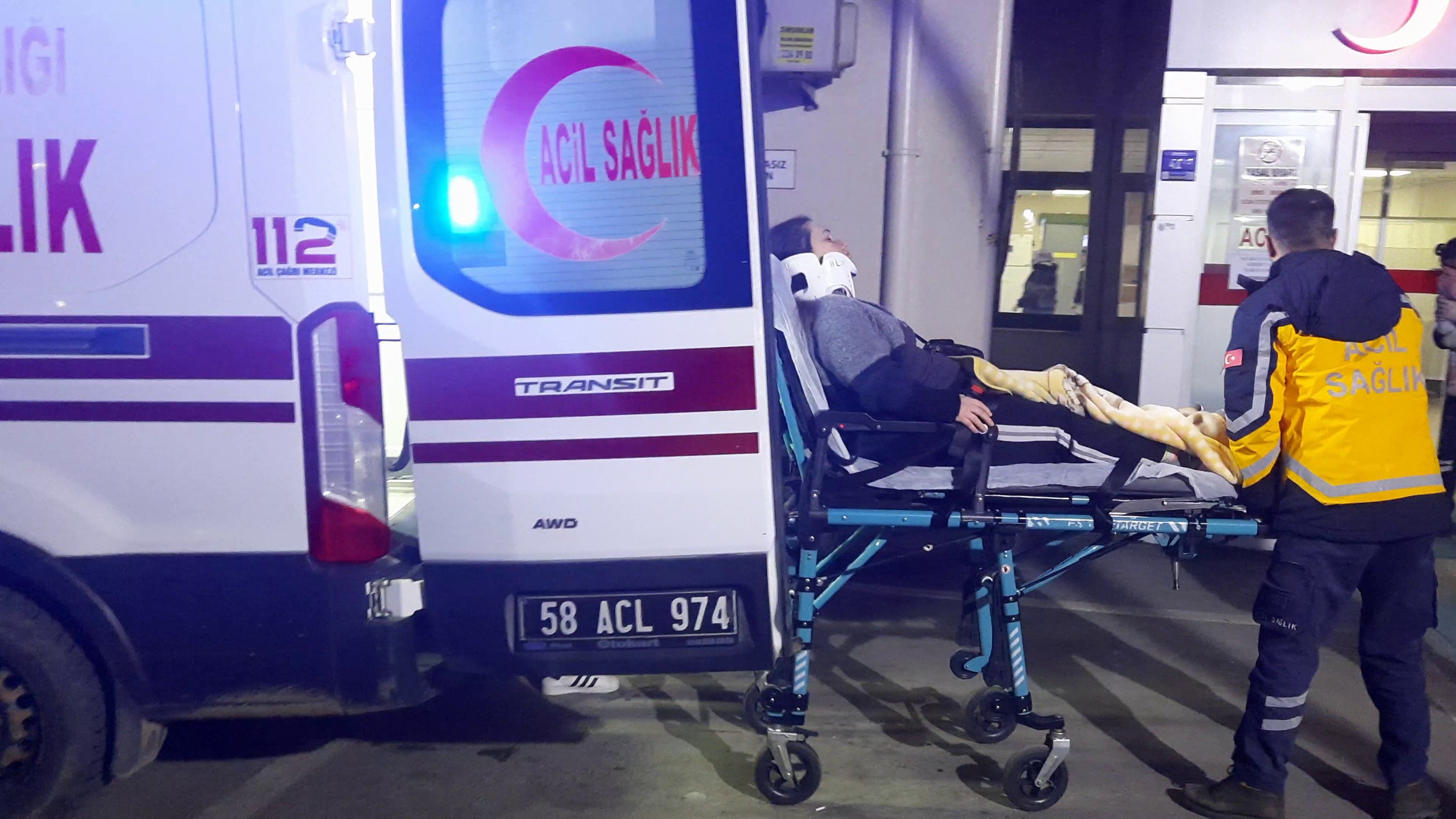 sivasta minibus hafif ticari aracla carpisti 7 yarali 0 i9GTOarZ