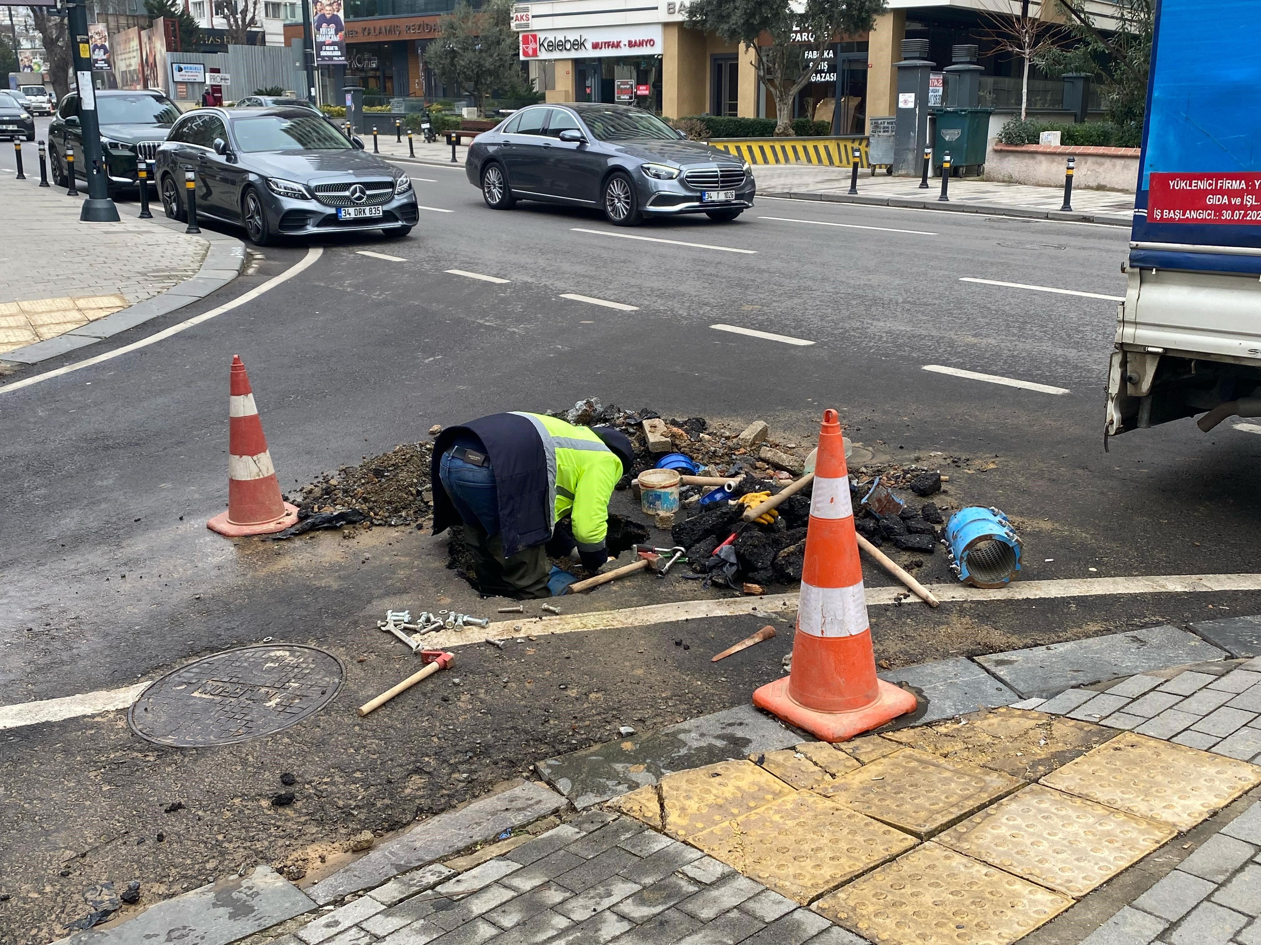 sosyete semti kalamista yer altindan fiskirdi binalarin boyunu gecti kimi telefona sarildi kimi kacacak SXzzT2fQ