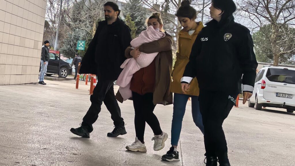 Suçüstü yakalandı! Kucağındaki bebekle tutuklandı 3 sucustu yakalandi kucagindaki bebekle tutuklandi XVNIdirW