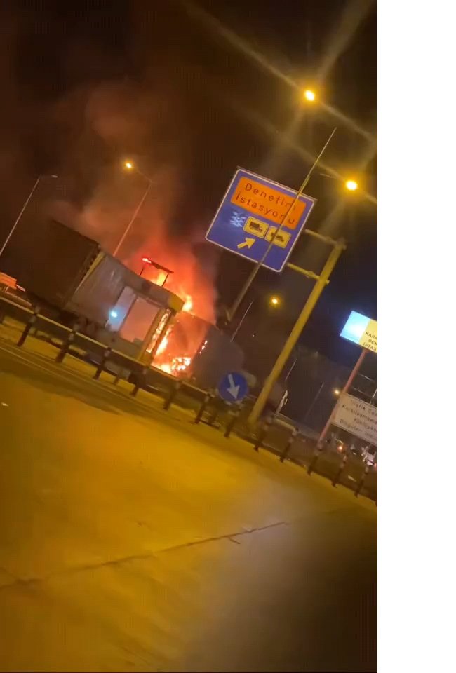 sunta yuklu tir alev aldi aracta sikisan surucu oldu 0 F99NISFY
