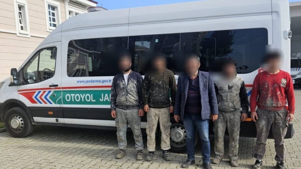 supheli aractan 4 kacak gocmen yakalandi ndqevpvb