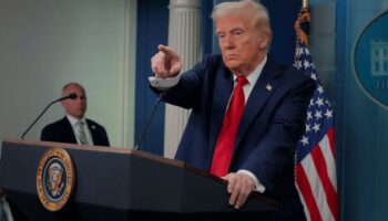 trump yonetimine ilk dava acildi 79SfB8xw
