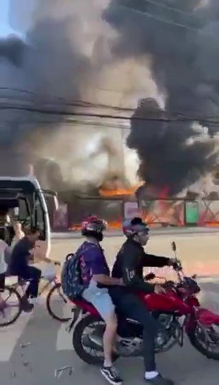 ucak kalabalik caddeye dustu oluler var 1