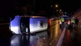 uskudarda arac yan yatti a5BqvnA8