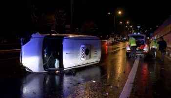 uskudarda arac yan yatti a5BqvnA8