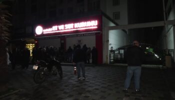 vatandaslar saat 0500te karanlikta et kuyrugunda beklediler q9KTzYKJ