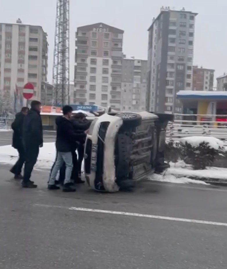 yan yatan aractaki kisileri boyle kurtardilar vatandaslarin kurtarmak icin cozumu hayrete dusurdu 0 itzpCsk1