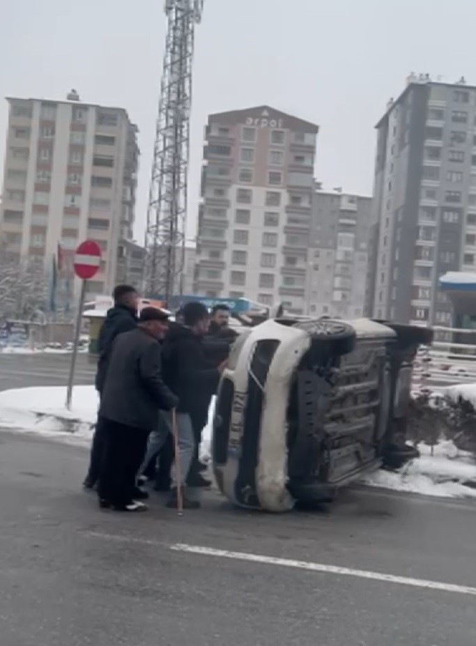 yan yatan aractaki kisileri boyle kurtardilar vatandaslarin kurtarmak icin cozumu hayrete dusurdu 1 clLCUSQR