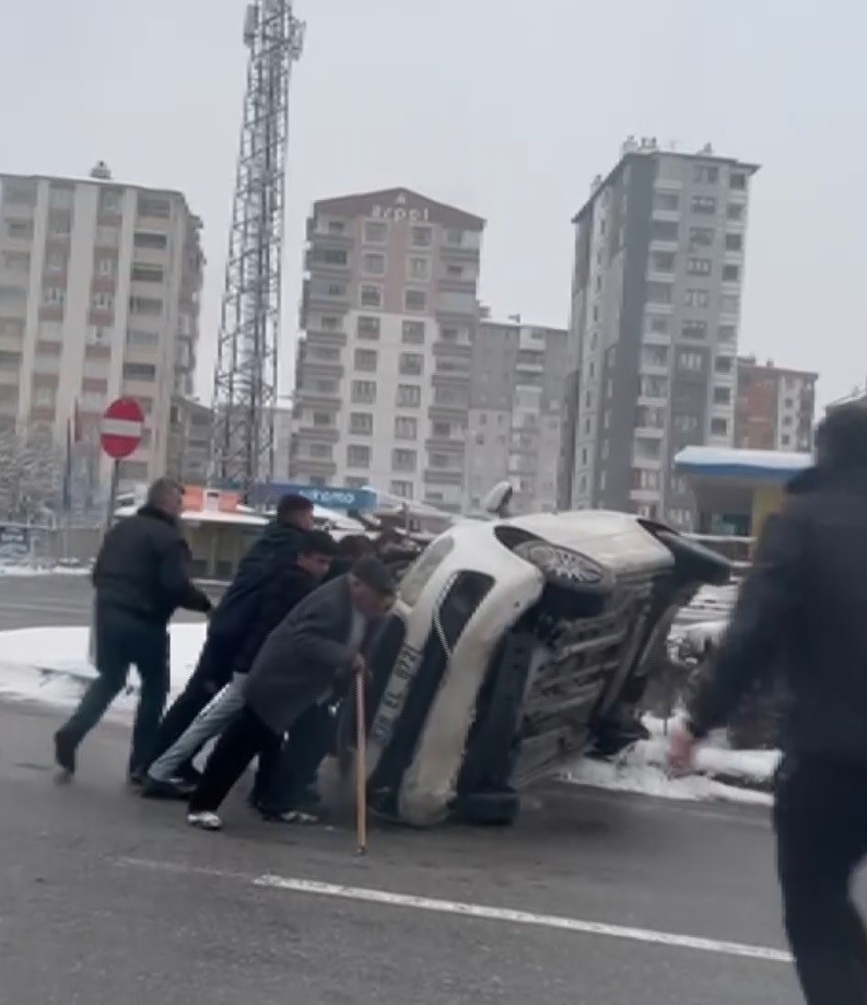 yan yatan aractaki kisileri boyle kurtardilar vatandaslarin kurtarmak icin cozumu hayrete dusurdu 2 yrXcUIzI