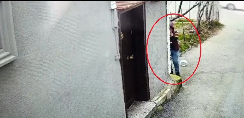 yasli kadinin cantasina goz dikmisti saklambac oynayan kapkacciyi polis sobeledi 0 TGizSkD6