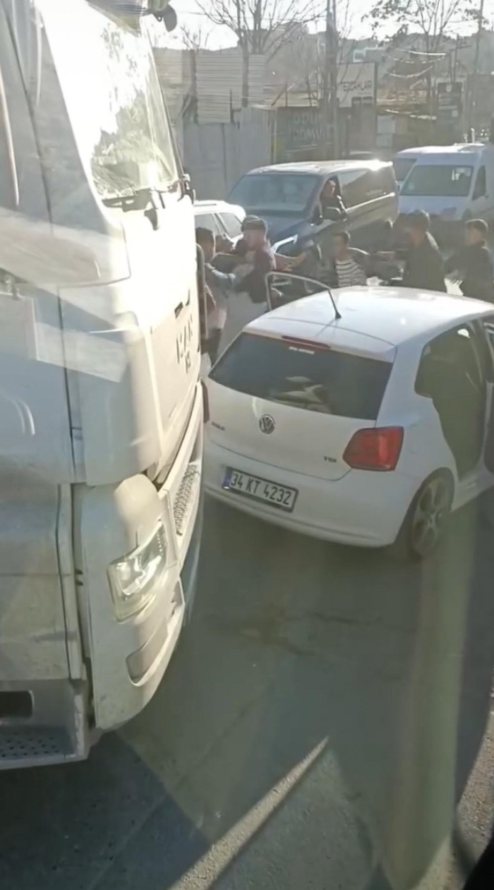 yol verme tartismasi tekmeli yumruklu kavgaya donustu 1 K3d8KWBk