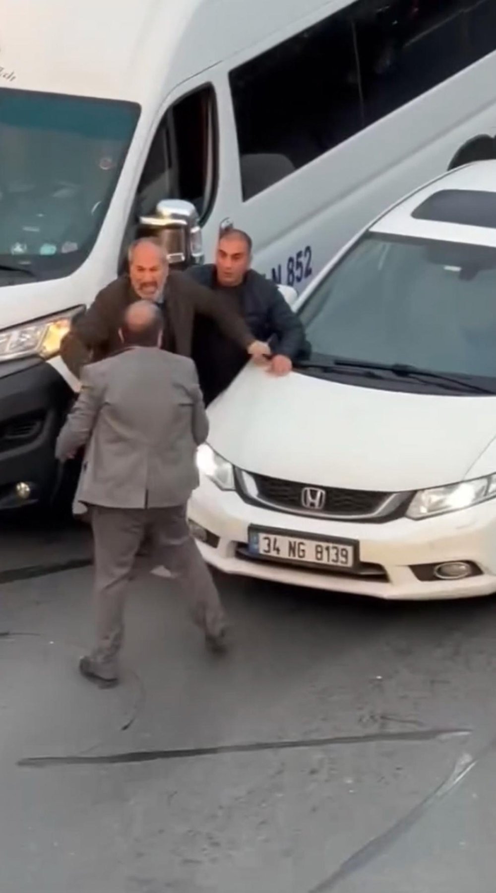 yol verme tartismasi tekmeli yumruklu kavgaya donustu 4 afhgsGuj