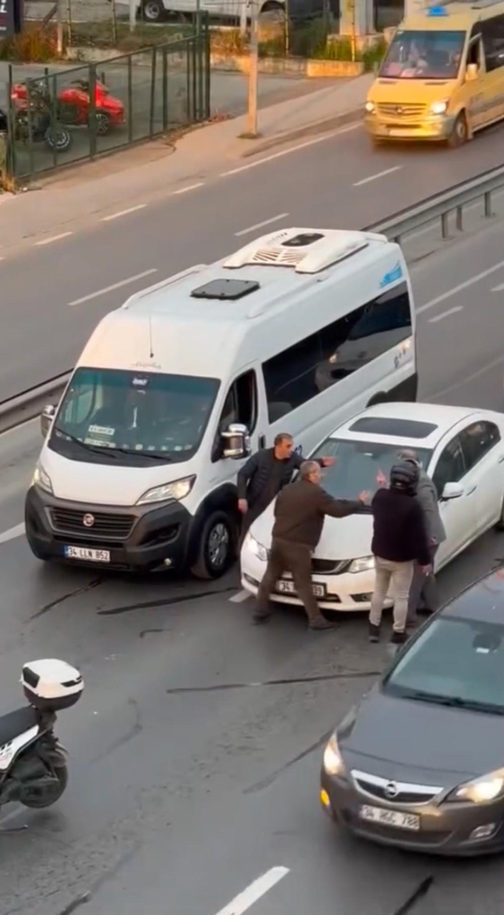 yol verme tartismasi tekmeli yumruklu kavgaya donustu 5 rCk1bZKI