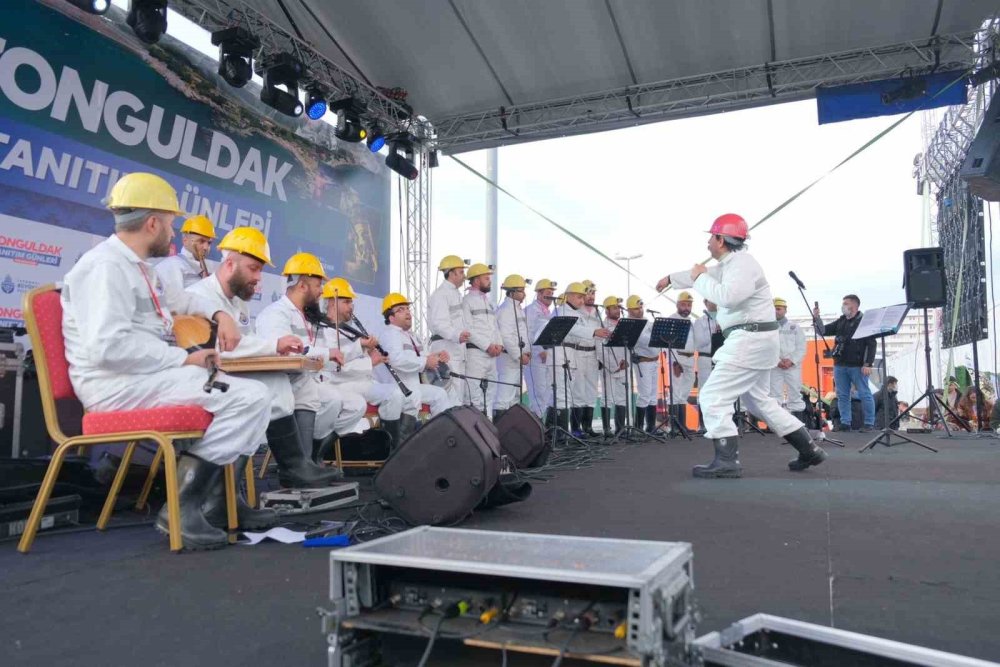 zonguldakli madenciler deprem sehitlerini unutmadi 0 4wWB3qaV