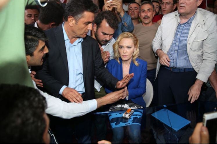 15 temmuz darbe gecesinde silah zoruyla bildiri okuyan tijen karasin yeni meslegi sasirtti 1 UDlKQ9fD