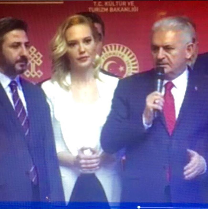 15 temmuz darbe gecesinde silah zoruyla bildiri okuyan tijen karasin yeni meslegi sasirtti 15