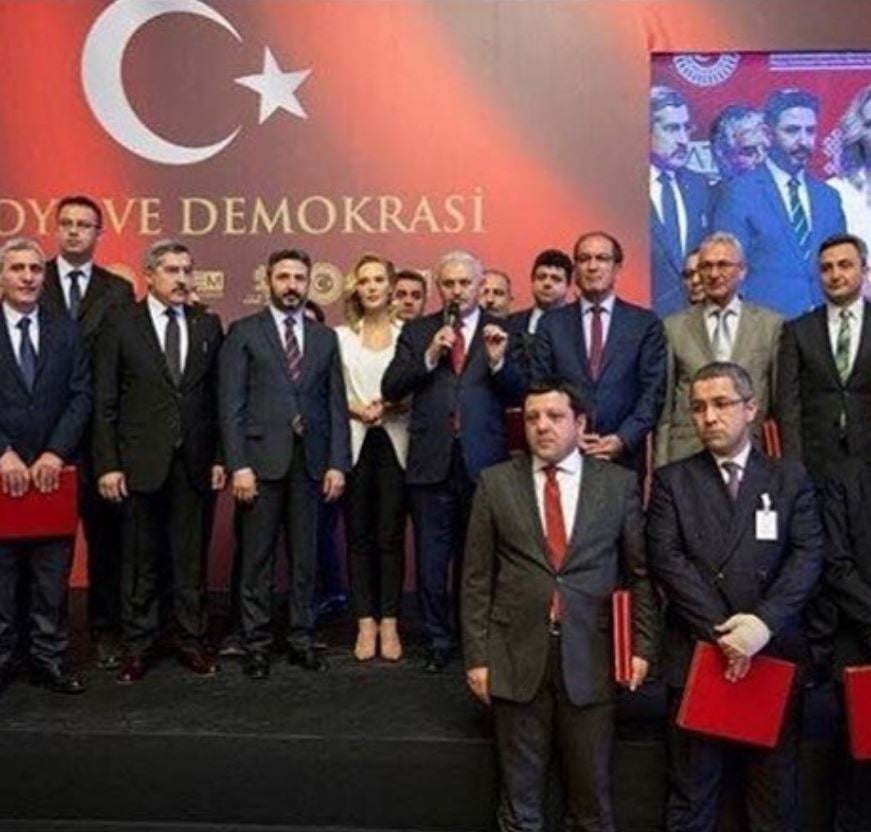 15 temmuz darbe gecesinde silah zoruyla bildiri okuyan tijen karasin yeni meslegi sasirtti 16 k1YhXKrC