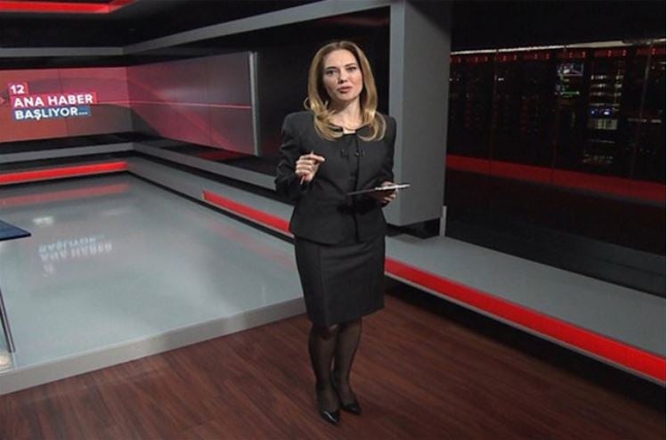 15 temmuz darbe gecesinde silah zoruyla bildiri okuyan tijen karasin yeni meslegi sasirtti 19 s4HyNMiG